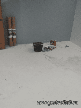 Грунтовка пола в зале и покраска стен в серый цвет