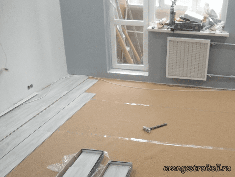 Укладка ламината серого цвета в зале