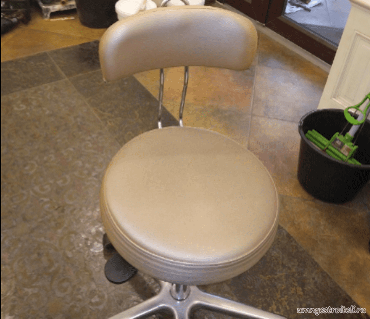 Перетяжка барного стула в кожзаменитель