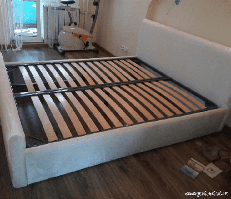 Перетяжка кровати в мягкой обивке в велюр белого цвета