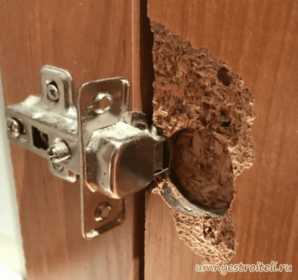 Петля выломалась с мясом от двери