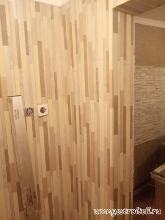 Обои в коридоре с  имитацией дикого камня в вертикальной раскладке 2