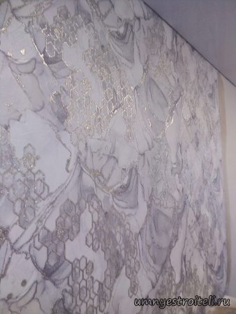 Обои под макромрамор с позолотой в зале