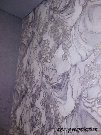 Обои под макромрамор с позолотой зал