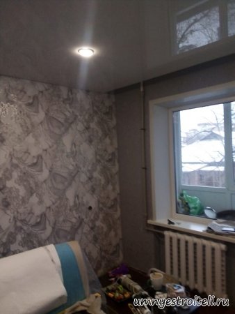 Обои под мрамор в сером цвете с позолотой зал