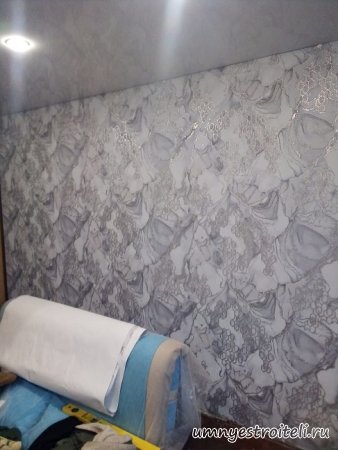 Обои под мрамор с позолотой зал