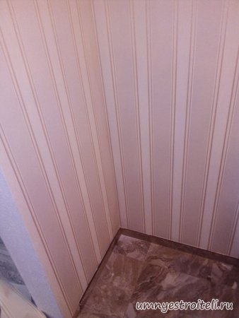 Обои с вертикальными полосами в розовом цвете 2