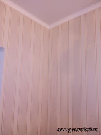 Обои с вертикальными полосами в розовом цвете 3