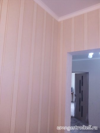 Обои с вертикальными полосами в розовом цвете и откос под покраску