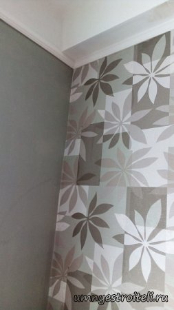 Оклейка стен обоями серого цвета и с цветами в серых тонах