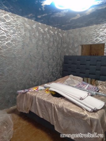 Голографические обои в спаьне и натяжной потолок с облаками