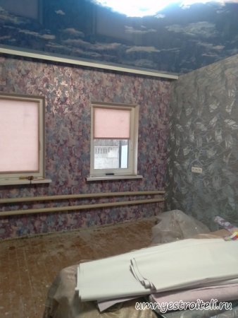 Оклейка стен зала голографическими обоями и натяжной потолок с облаками