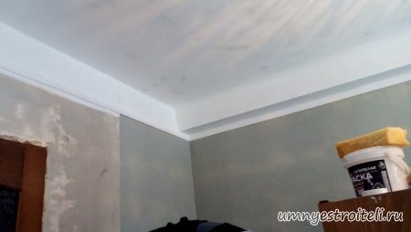 Серые обои на стенах