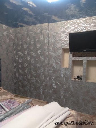 Голографические обои серого цвета в спальне