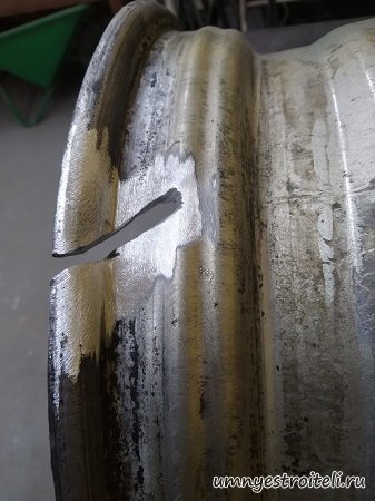 Сделали надрез болгаркой на автомобильном диске