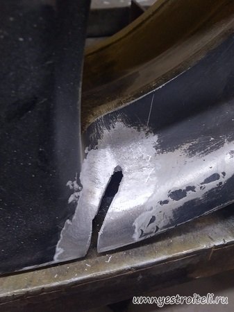 Сделали надрез болгаркой на автомобильном диске сбоку