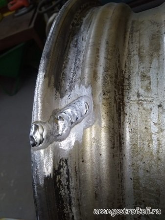 Наложили сварочный шов на автомобильный диск