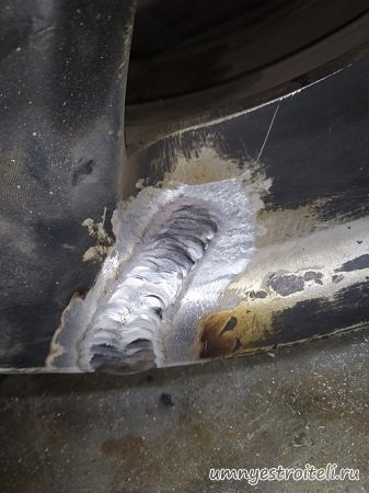 Наложили сварочный шов на автомобильный диск сбоку