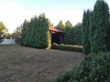 Покос травы возле беседки стало