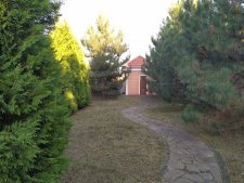 Покос травы вокруг дорожки стало