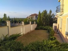 Покос травы меду домом и забором стало