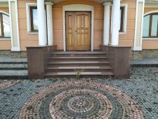 Покос травы перед входом в дом было