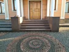 Покос травы перед входом в дом стало