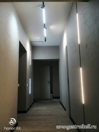 Натяжной потолок с трекинговыми светильниками