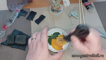 Хорошо размешиваем двухкомпонентный клей