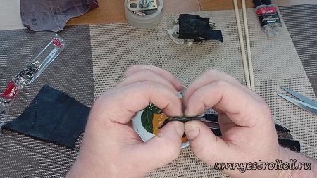 Склеваемые детали прижимаем на 3 минуты