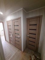 Капитальный ремонт прихожей установленны двери, Стены обои, натяжной потолок, пол ламинат