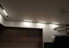Подсветка трекинговыми светильниками полока в кухне
